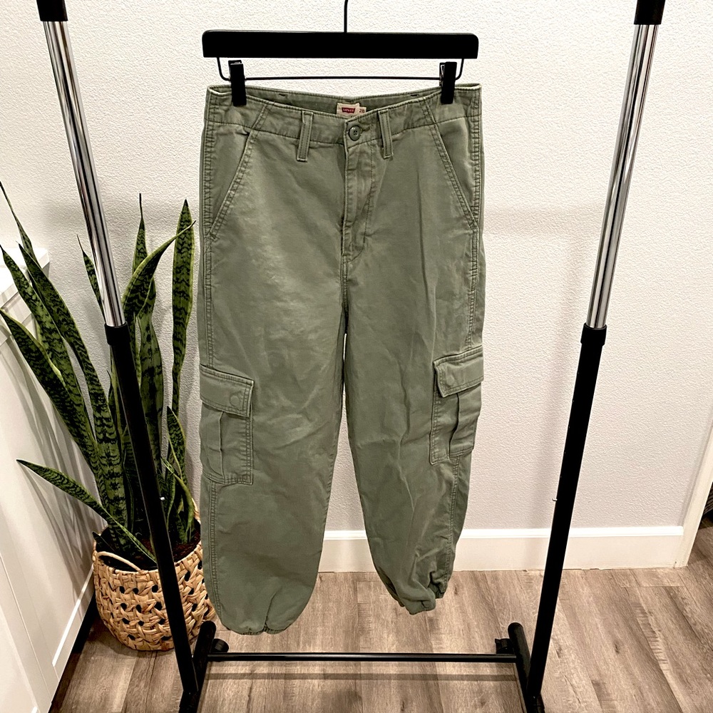 Levi’s High-Waisted Cargo Pants